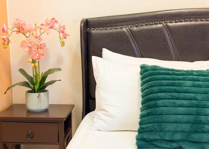 Luxe 1br In Bgc Across Mitsukoshi, Uptown #upt223f *